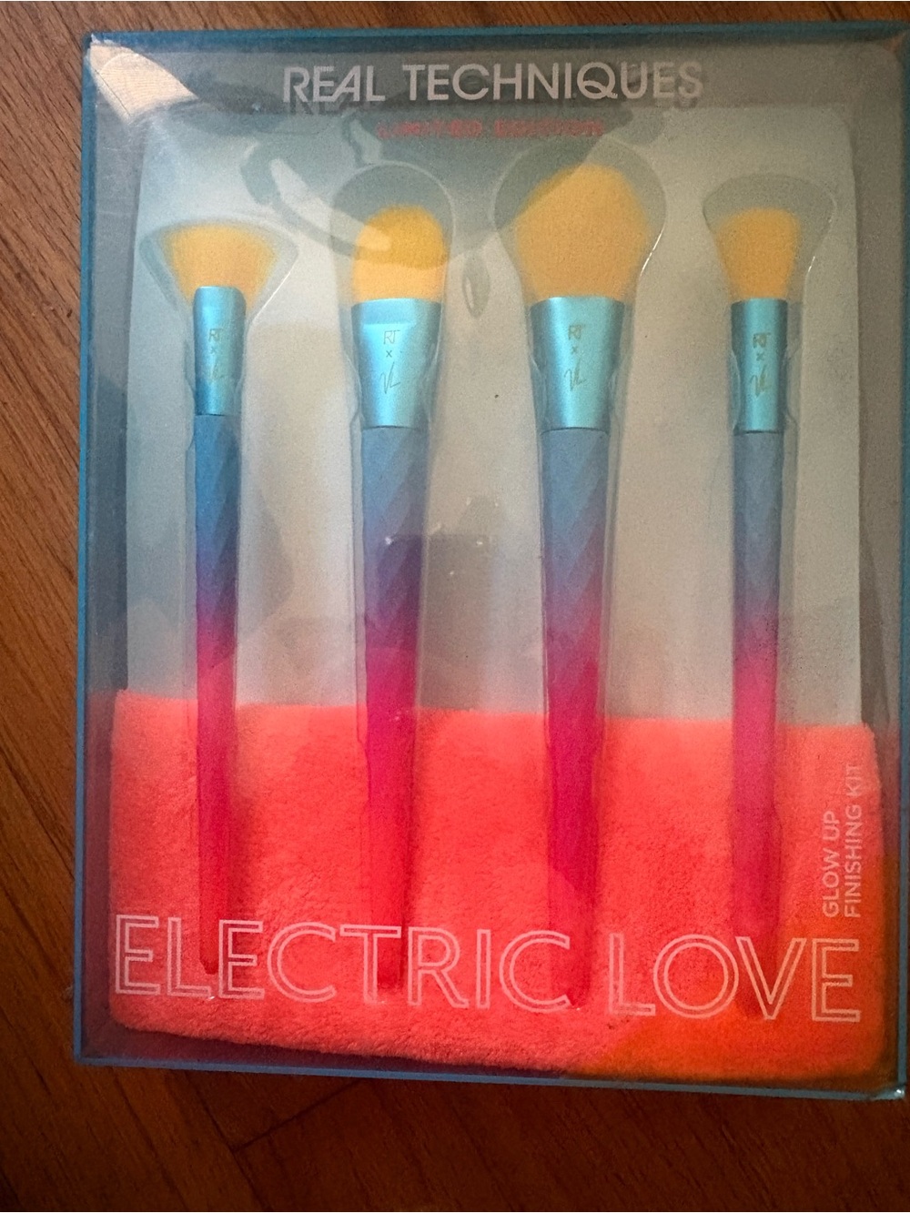 Real Techniques Brush Set - Pink to Blue Gradient with Yellow Bristles - Picture 2 of 3